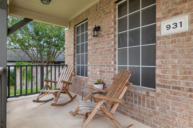 Building Photo - 931 W Cedar St