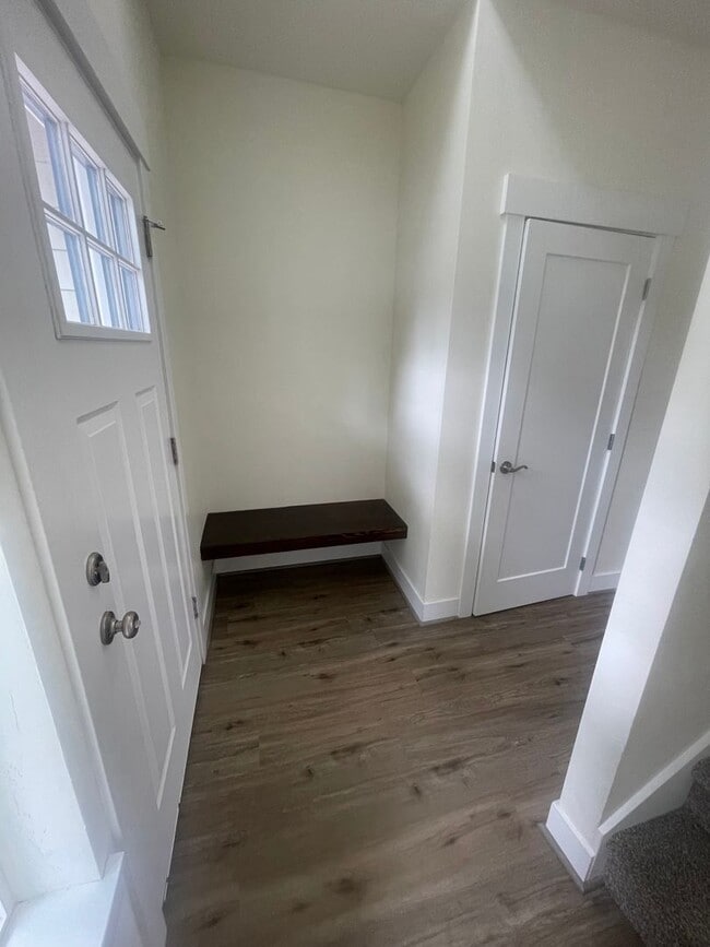 Building Photo - Stunning Modern Three Bedroom Duplex in Le...
