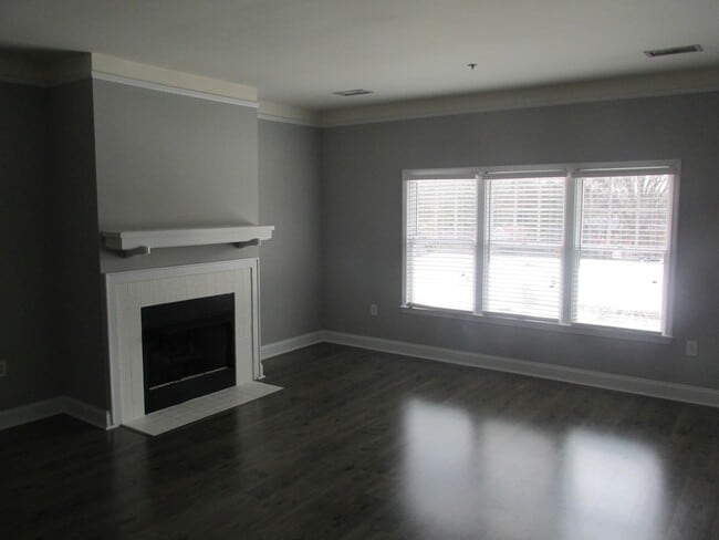 Building Photo - 400 Clarice Ave