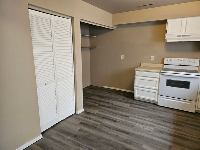 Foto del edificio - Great Fourplex LowerUnit!