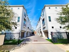 Building Photo - 1315 W 24th St