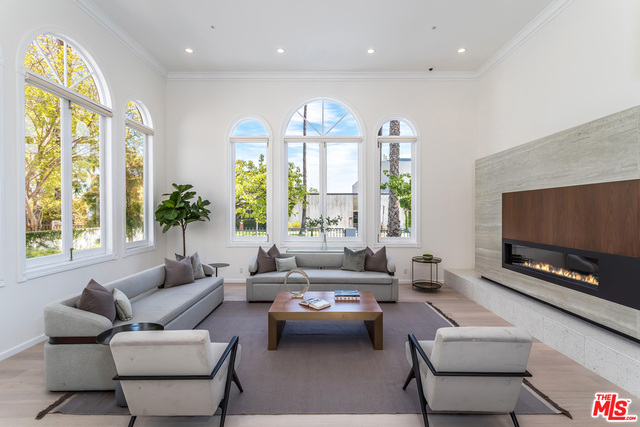 Primary Photo - 107 N Doheny Dr