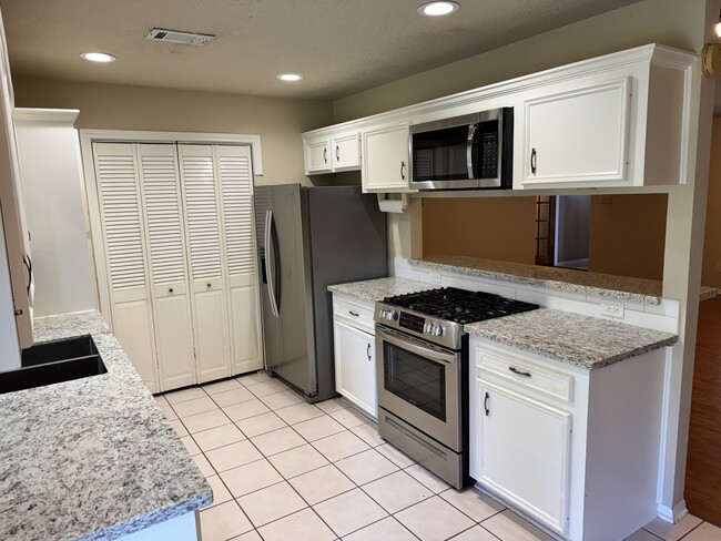 Foto del edificio - 9811 Charter Ridge Dr