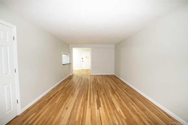 Foto del edificio - 94-30-94-60 60th Ave