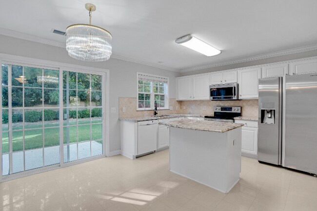 Building Photo - 9237 Bellegarde Dr