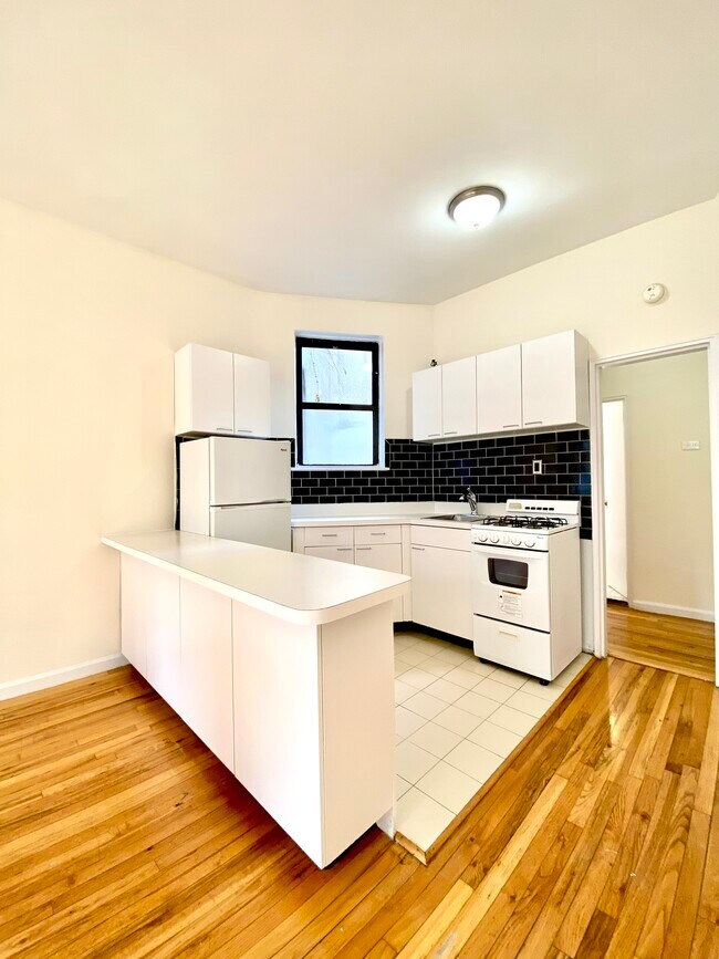 Building Photo - 490 E 74th St