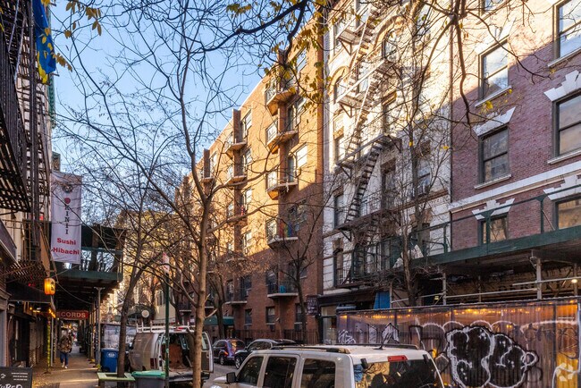 Building Photo - 207 Thompson St