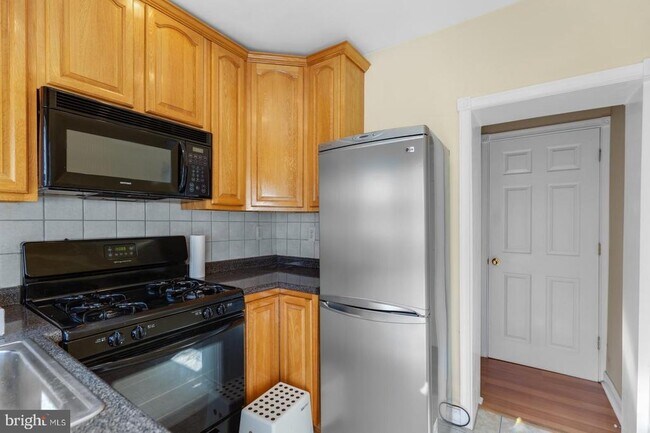 Building Photo - 3057 Edgemont St