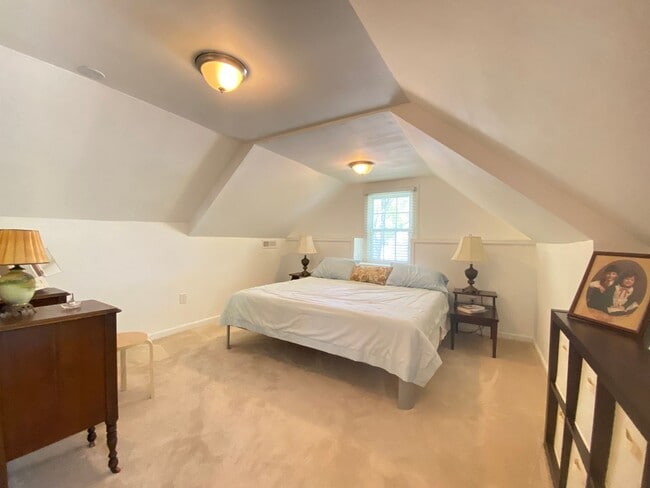 Foto del edificio - 4 Bed, 2 Bath Cape Cod style home in the T...