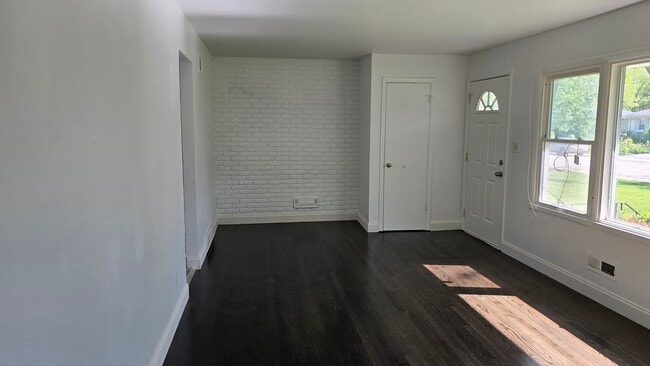 Building Photo - 15450 Maple St
