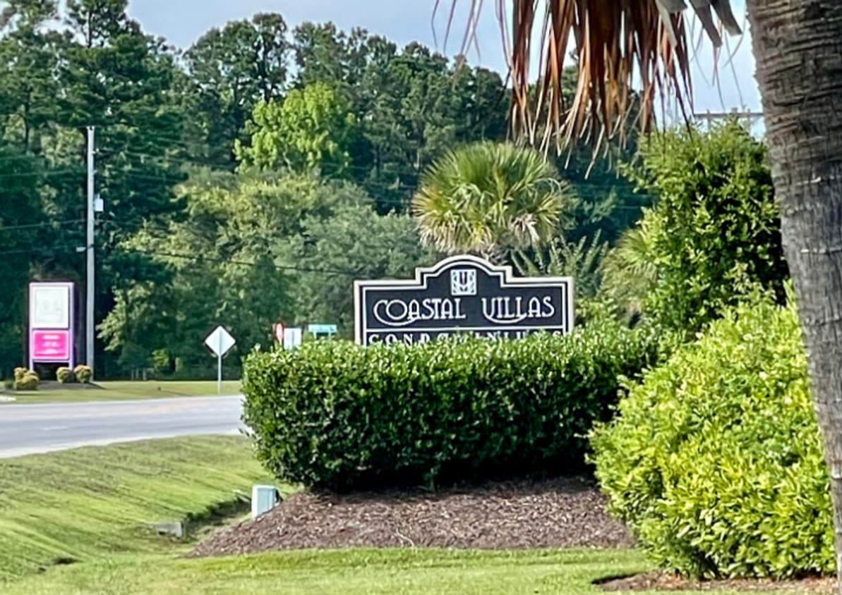 Primary Photo - Newly renovated condo super close to CMC, ...