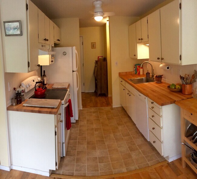 Foto del edificio - Beautiful Sand Point Condo with Pool & Garage Parking