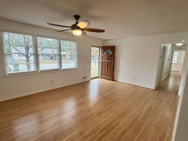 Building Photo - 3 Bedroom/ 1.5 Baths, Single Family Home in Cayce