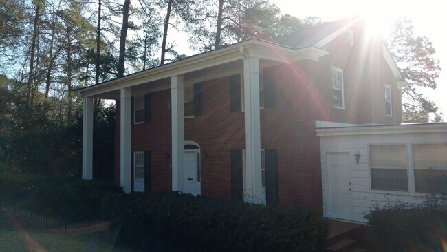 Building Photo - 1809 Lakeshore Dr