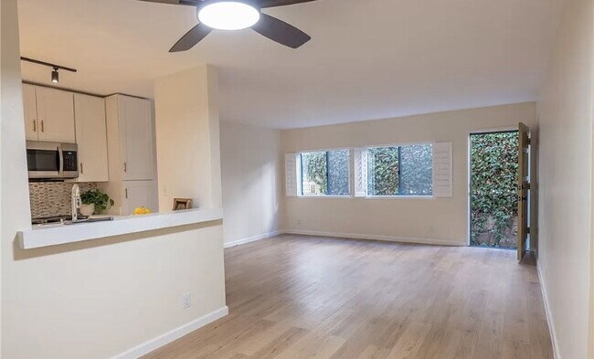 Foto del edificio - Located on a quiet, tree lined street in t...