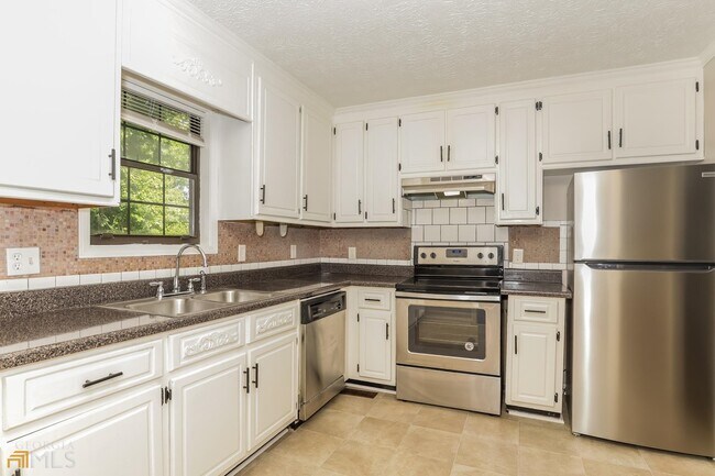 Building Photo - 6630 Valley Hill Dr