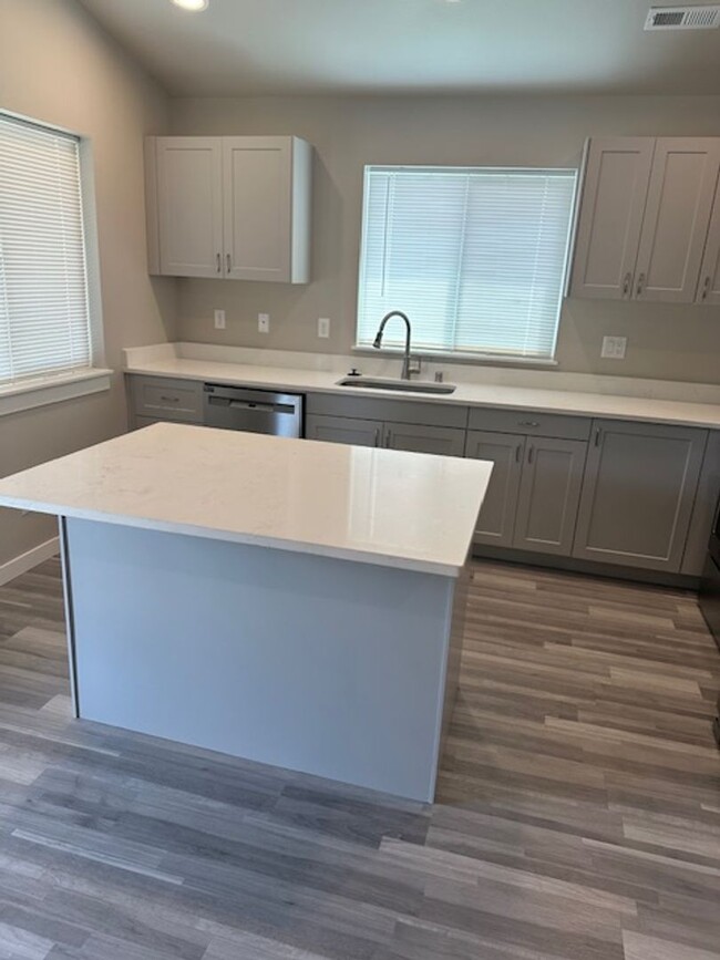 Building Photo - **Charming 3-Bedroom Home - Ready for You!**