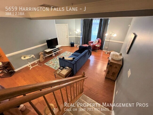 Building Photo - Luxury three bedroom townhome close to EVE...