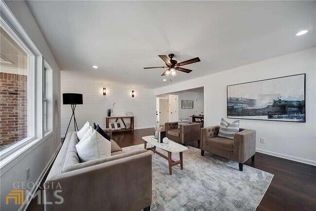 Foto del edificio - 671 Ferris St SW