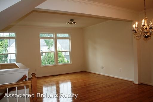 Building Photo - 3 br, 3 bath House - 723 Rainier Road