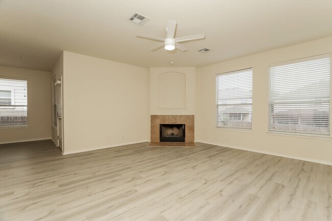 Foto del edificio - Spacious & Sun-Filled 4BR Retreat with Open-Concept Living and Versatile Dual Living Areas