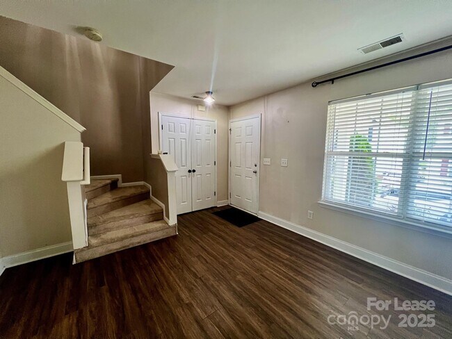 Foto del edificio - 520 Jakes Ridge Ln