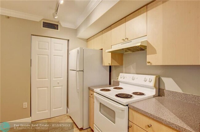 Building Photo - 1312 Villa Cir