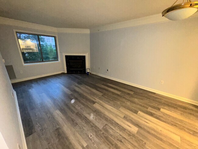 Foto del edificio - Updated 1BR Condo with Parking Near Virgin...
