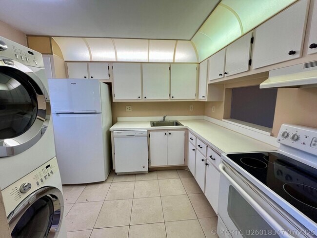Building Photo - 2500 Fiore Way