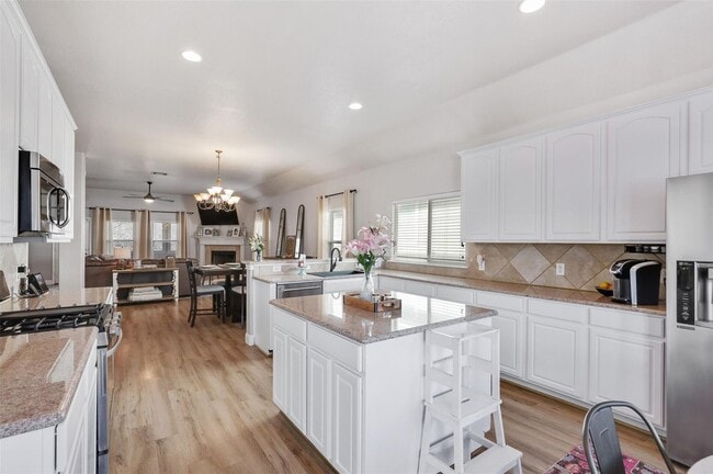 Foto del edificio - Beautiful house includes oversized covered Front Porch, features 4 Beds, 2 Baths, Study, Gameroom...