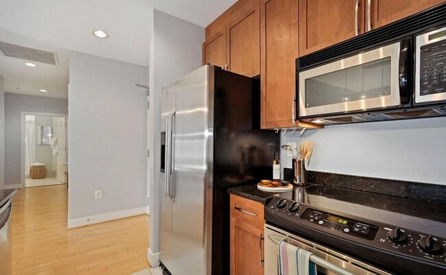 Foto del edificio - Very Nice Apartment Steps to Tenleytown Me...