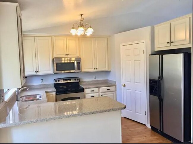 Foto del edificio - 6 Bedroom/3 Bathroom House in West Jordan