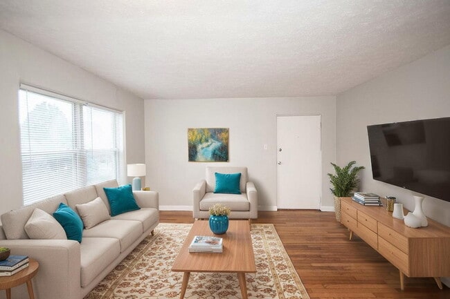 Foto del edificio - "Charming 2-Bedroom Retreat with Hardwood Elegance in Indianapolis"