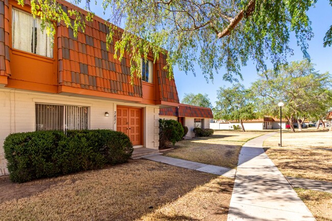 Building Photo - Charming 3 bedroom townhouse in Glendale!