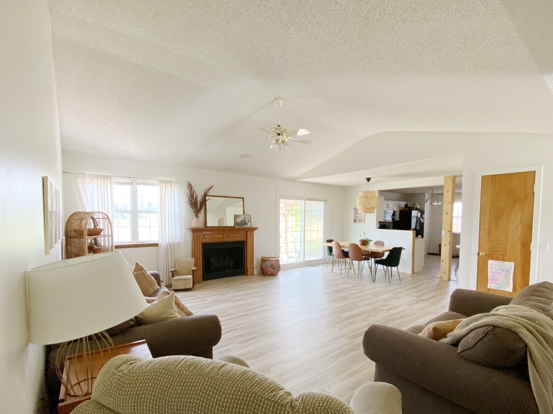 Primary Photo - 1144 Oak Way Dr