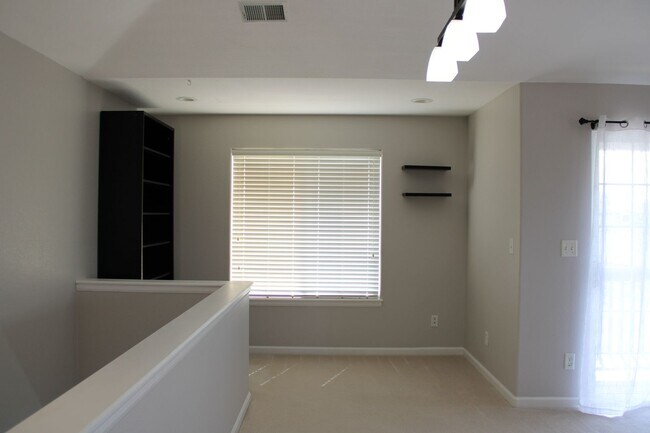 Foto del edificio - Low-Maintenance Luxury with Community Perks