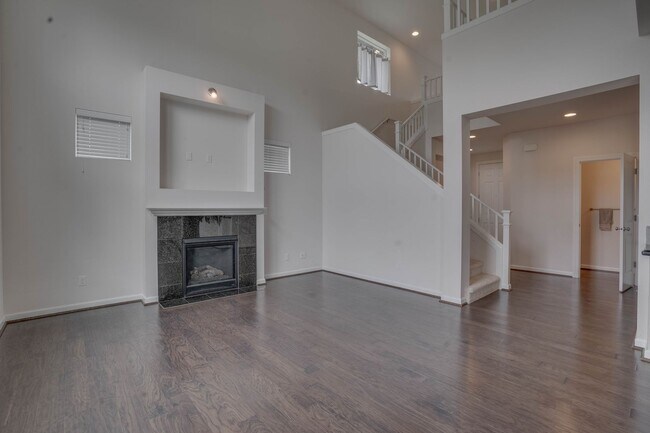 Foto del edificio - 3 Bed/ 2.5 Bath, Two-Story Home in North C...