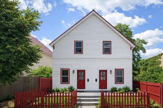 Building Photo - 208 S 5th St