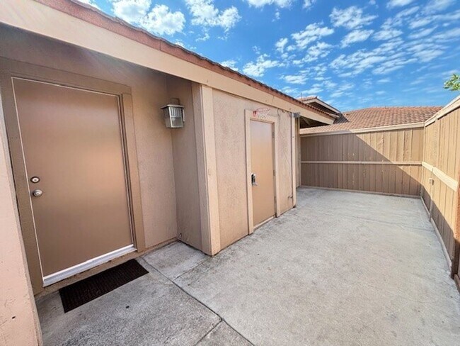 Building Photo - Welcome Home to this Adorable Tustin Condo!