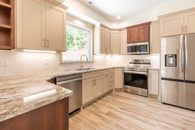 Building Photo - 261 Gay St