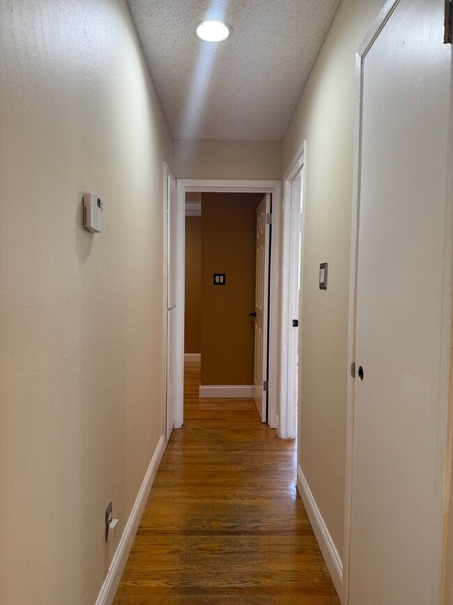 Building Photo - Single Family Home, 4 Bedroom 2 Bath Home ...