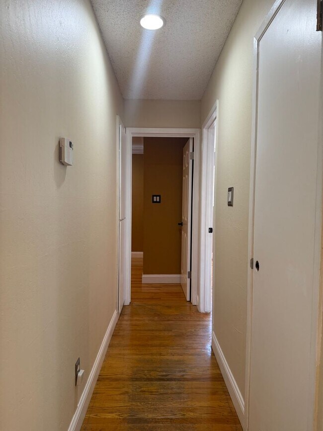 Foto del edificio - Single Family Home, 4 Bedroom 2 Bath Home ...