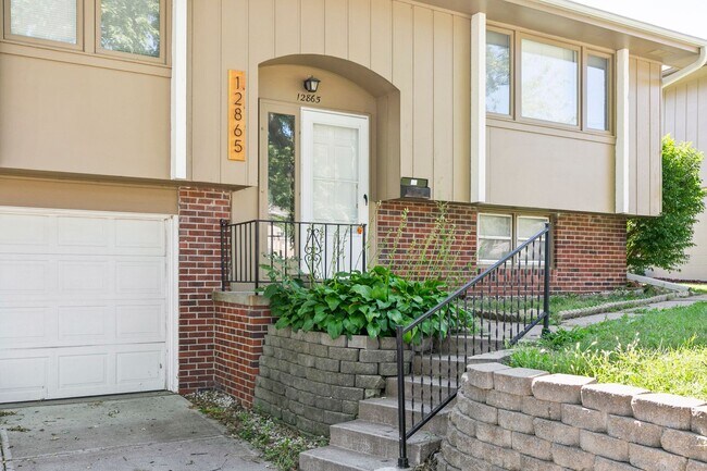 Foto del edificio - Stylish 3-Bed, 2-Bath Renovated Home with Granite Counters, 2-Car Garage & Large Fenced Yard in O...