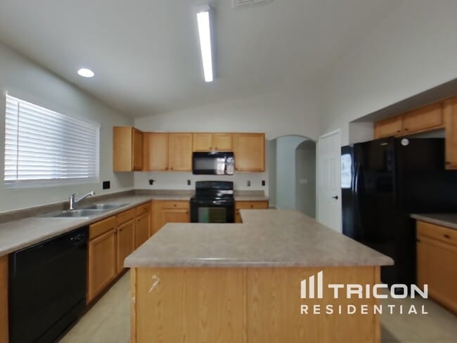 Building Photo - 31361 N Blackfoot Dr