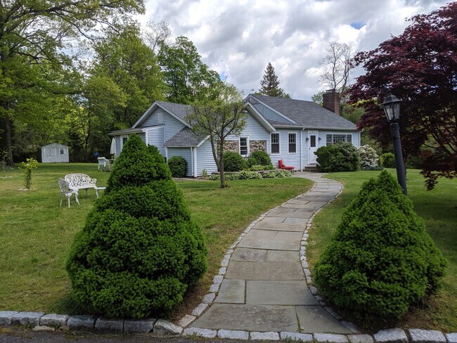 Building Photo - 32 Knapp Ln