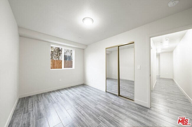 Foto del edificio - 831 E 83rd St