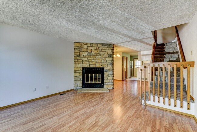 Foto del edificio - Beautiful 2 bed 2 bath townhome with carport in desirable Hearthwood Neighborhood With Pool!!