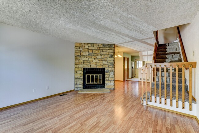 Photo - Beautiful 2 bed 2 bath townhome with carport in desirable Hearthwood Neighborhood With Pool!!