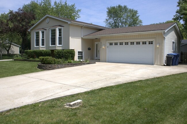Building Photo - 2305 Kingston Dr
