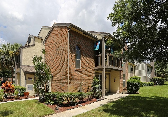 Exterior - Crystal Pointe Apartments